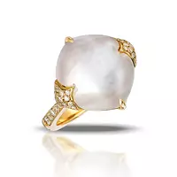 The side view of the yellow gold setting on the Mother of Pearl Diamond Ring