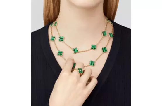 Green Arpel Necklace to borrow