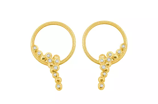 Yellow gold and diamonds hoop earrings for rent