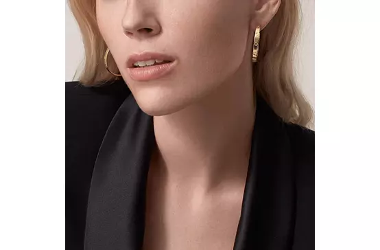 Rent jewelry from Cartier on a model