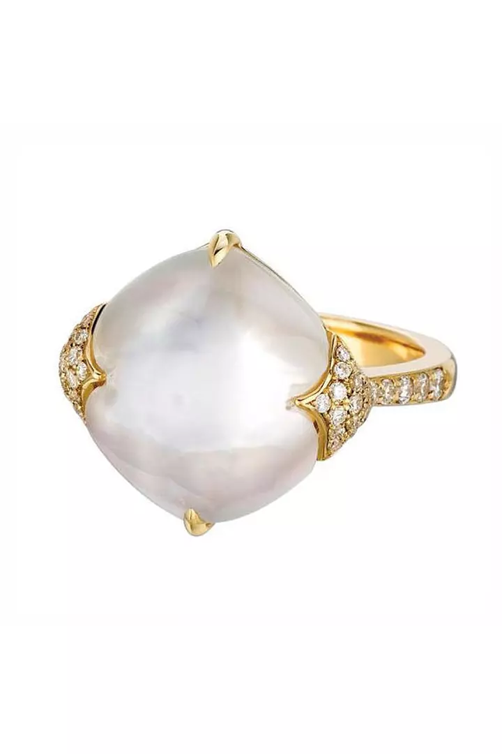 The beautiful pearl centerpiece on this gold ring