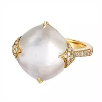 The beautiful pearl centerpiece on this gold ring
