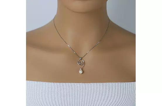 designer pearl necklace for rent on model