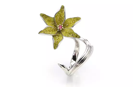 borrow flower shaped diamond ring online for women