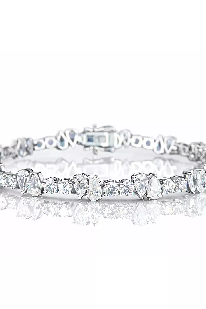 Pear shaped and round eco diamonds bracelet