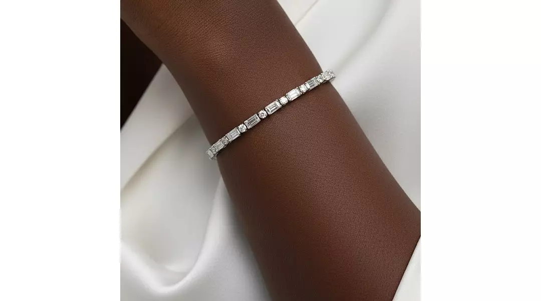 Alternating Emerald and Round Diamond Bracelet